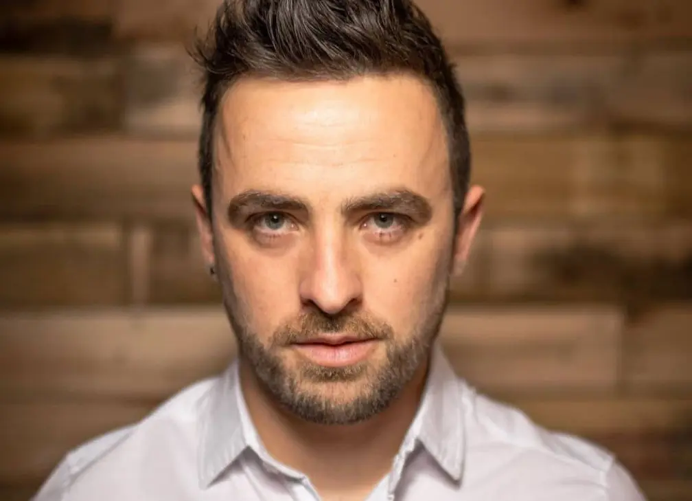 Ahora tiene 37 años. Se retiró de la actuación, pero continúa con su carrera como cantante.