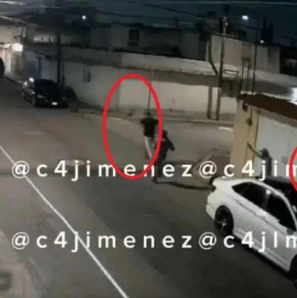 Hombre sale corriendo y abandona a su novia durante asalto en Coacalco | VIDEO