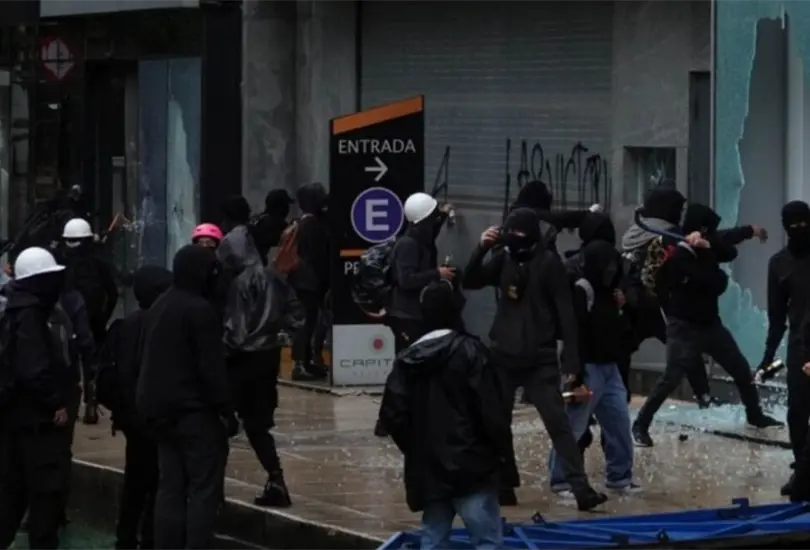 Encapuchados destruyen establecimientos durante la marcha A 10 a&ntilde;os de Ayotzinapa.