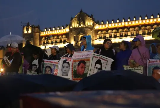 Así se vive la marcha por los 10 años de la desaparición de los normalistas de Ayotzinapa.