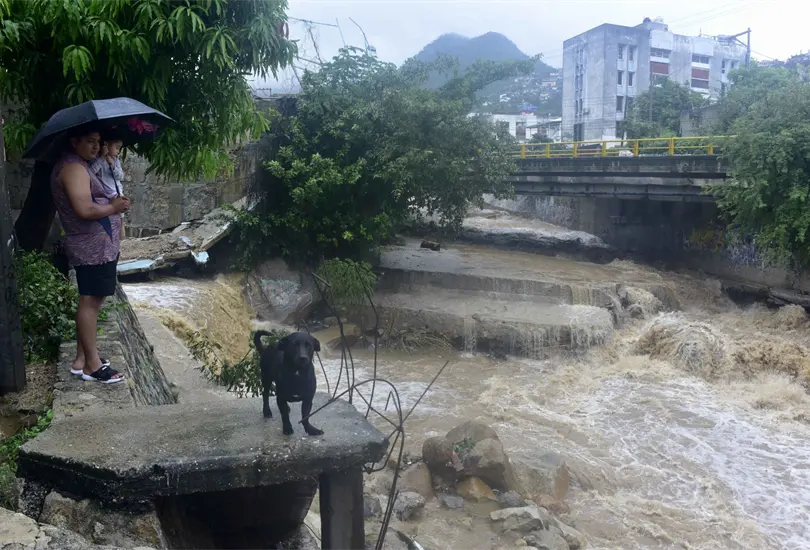Varias personas se han unido para rescatar a los damnificados
