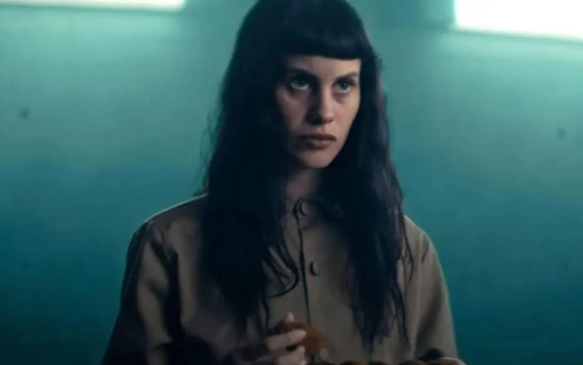 El Hoyo 2 (04 de octubre). Cuando un líder misterioso impone sus leyes en un brutal sistema vertical de celdas, una recién llegada decide desafiar sus métodos.