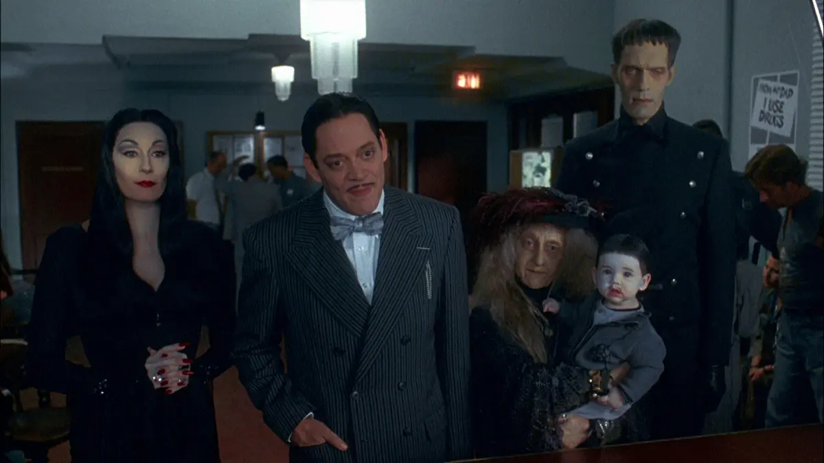 Los locos Addams II (08 de octubre). Los hermanos Merlina y Pericles Addams no se detendrán ante nada para deshacerse de Pubert, el nuevo bebé adorado por sus padres Homero y Morticia.<br>