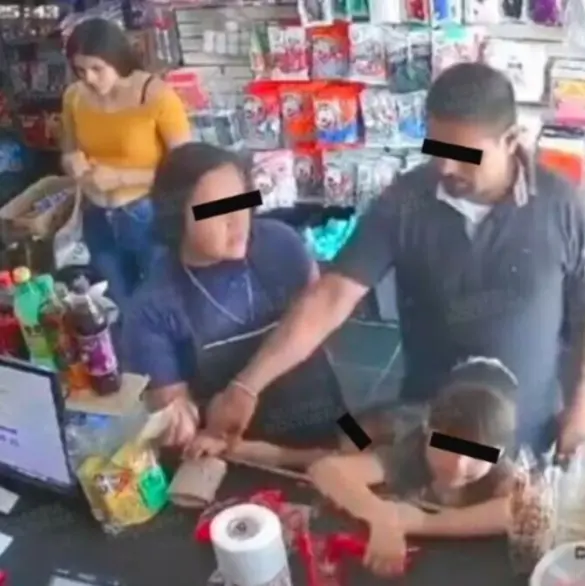 Exhiben a hombre que obligó a sus hijas a robar en una tienda | VIDEO