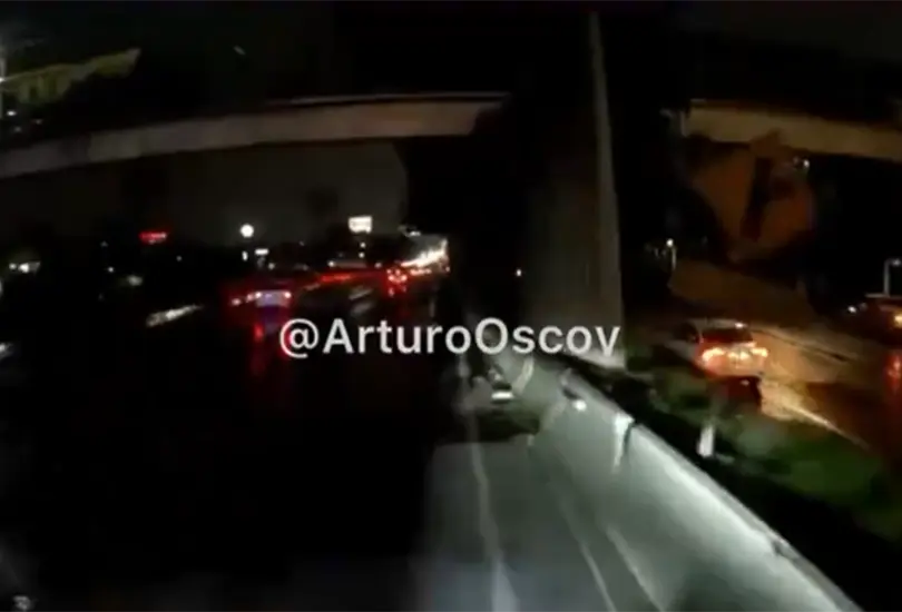 El conductor perdi&oacute; el control del cami&oacute;n tras recibir varios disparos.