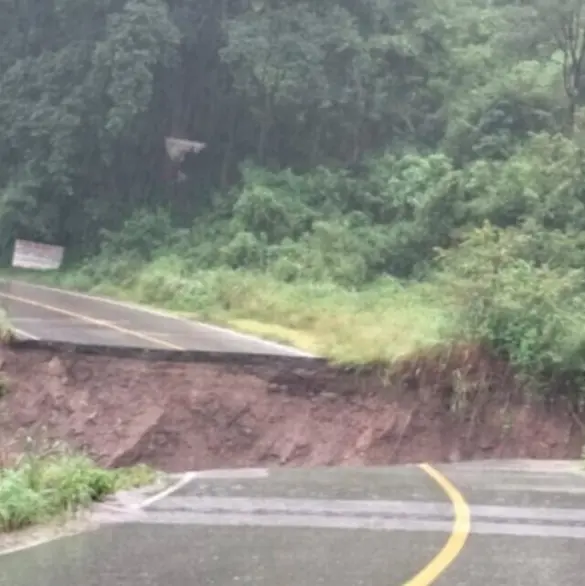 Se desploma la carretera federal México-Acapulco tras el paso de John