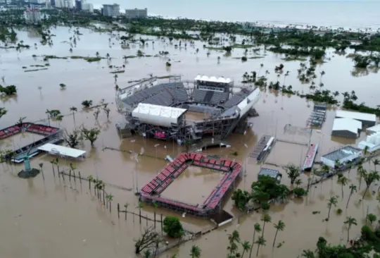 Vista aérea de la cancha de tenis Arena GNP inundada después del huracán John en Acapulco. 