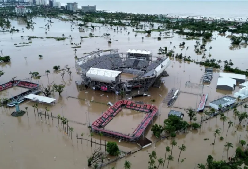 Vista a&eacute;rea de la cancha de tenis Arena GNP inundada despu&eacute;s del hurac&aacute;n John en Acapulco. 