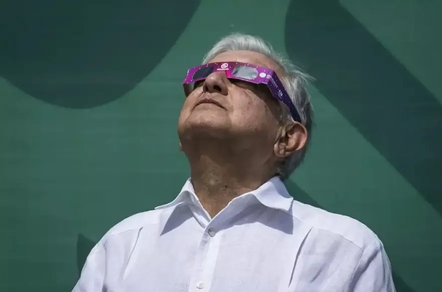 8 de abril de 2024, Andrés Manuel López Obrador presenció junto con el gobernador Rubén Rocha Moya el eclipse total de sol, desde las instalaciones de la Tercera Región Militar.<br>
