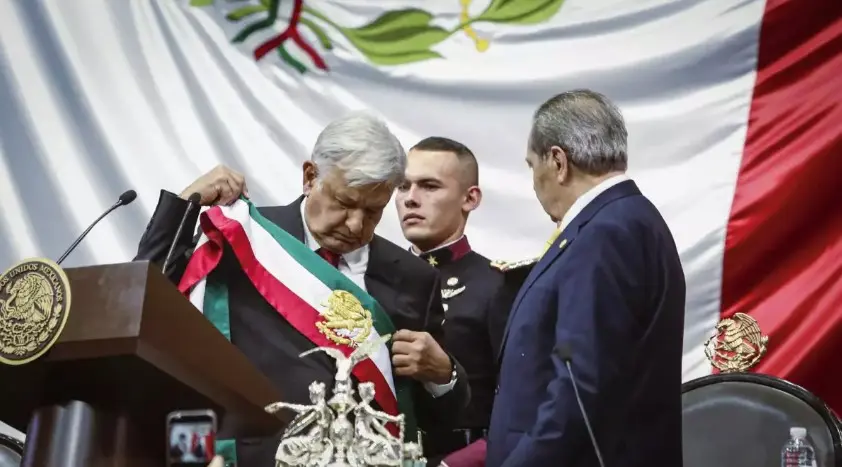 En una sesión del Congreso General, ante invitados nacionales e internacionales, Andrés Manuel López Obrador rindió protesta como presidente constitucional de los Estados Unidos Mexicanos el 1 de diciembre de 2018.<br><br>