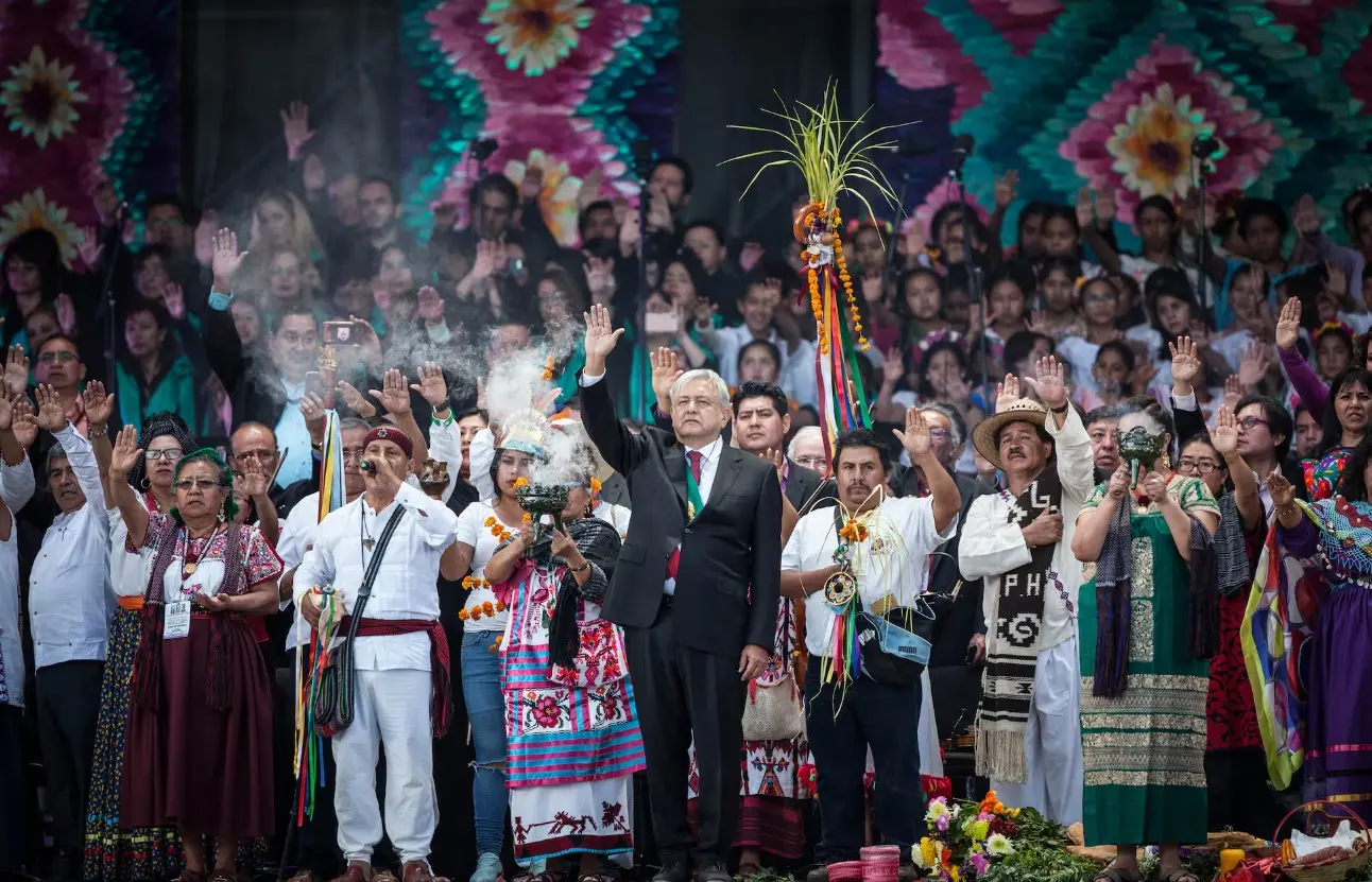 Tras su toma de protesta, el presidente Andrés Manuel López Obrador recibió el Bastón de Mando durante una ceremonia encabezada por los pueblos originarios en el Zócalo de la Ciudad de México.