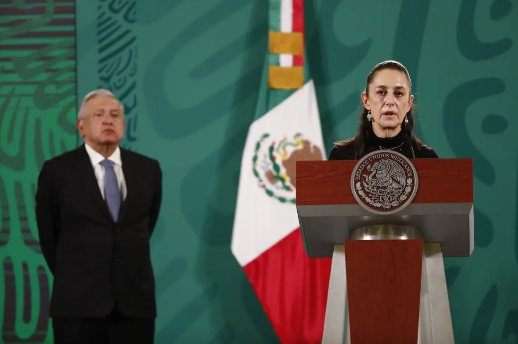 La jefa de Gobierno de Ciudad de México, Claudia Sheinbaum, en una conferencia junto con el presidente de México, Andrés Manuel López Obrador, el 4 de mayo de 2021, un día después del accidente en la Línea 12 del Metro. 