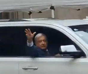 AMLO abandona Palacio Nacional en medio de porras | VIDEO 