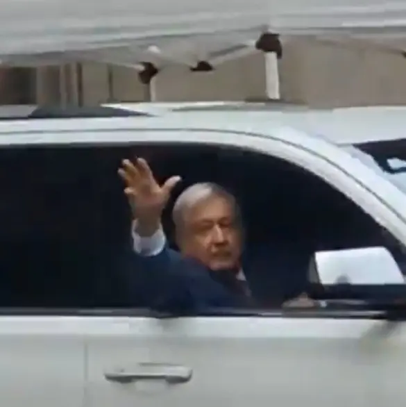 AMLO abandona Palacio Nacional en medio de porras | VIDEO 