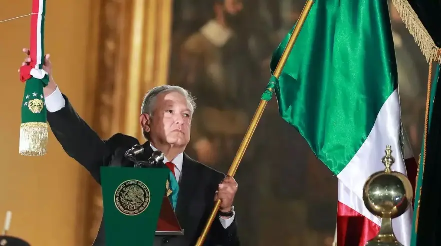 Con "vivas" a los héroes anónimos, a la democracia, las comunidades indígenas y la fraternidad universal, el presidente Andrés Manuel López Obrador ofreció su primer Grito de Independencia el 15 de septiembre de 2019. 