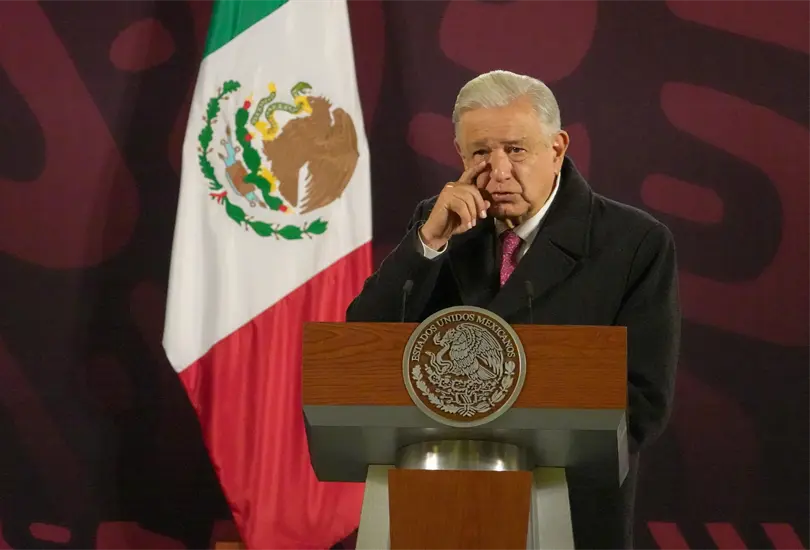 El presidente AMLO se despide de las ma&ntilde;aneras.