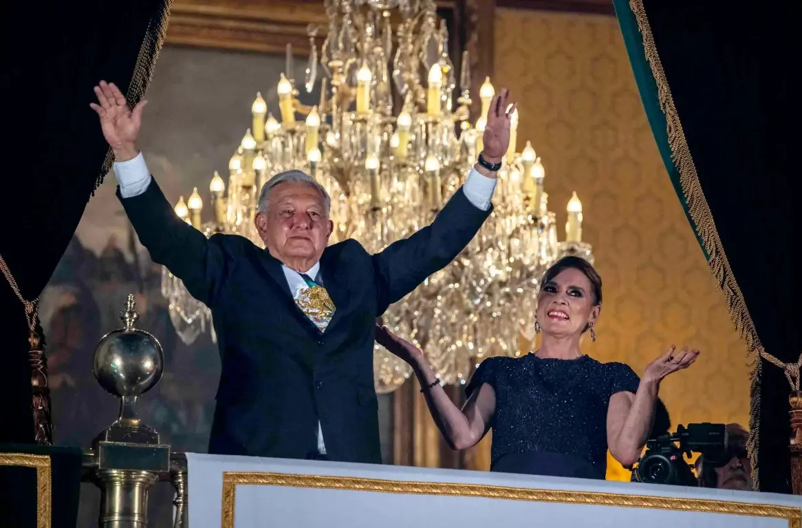 El presidente de México, Andrés Manuel López Obrador, y su esposa, Beatriz Gutiérrez Müller, durante la celebración del Día de la Independencia en Ciudad de México, septiembre 2024. 