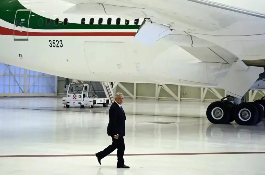 Tras más de cuatro años a la venta, el lujoso y controvertido avión presidencial de México, fue vendido el 20 de abril de 2023 al gobierno de Tayikistán por más de 1.658 millones de pesos (unos US$92 millones).