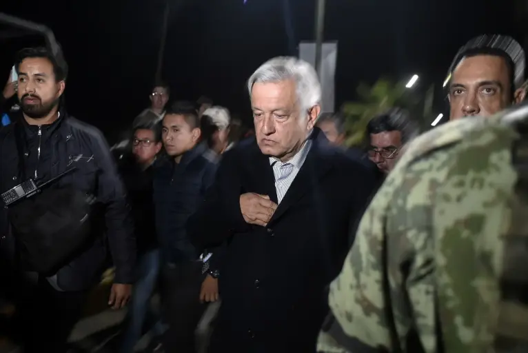 A un mes de asumir la presidencia, el gobierno de AMLO enfrentó su primera crisis. El 18 de enero de 2019, una toma clandestina de combustible explotó en Tlahuelilpan, Hidalgo, dejando 137 muertos. Este trágico accidente fue un reflejo de la "lucha" de AMLO contra el huachicol.<br><br>