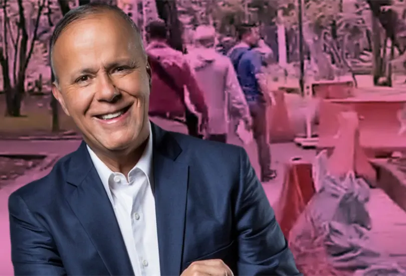 Captan a Ciro Gómez Leyva caminando con escoltas Captan a Ciro Gómez Leyva caminando con escoltas
