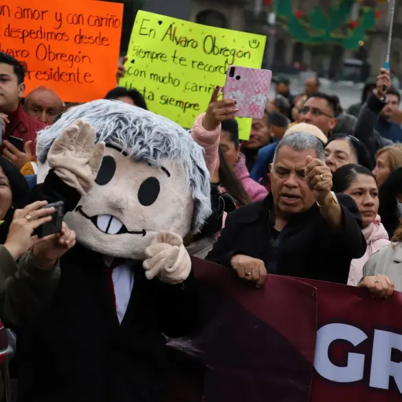 Simpatizantes de AMLO le llevan serenata a Palacio Nacional y le cantan Cielito lindo