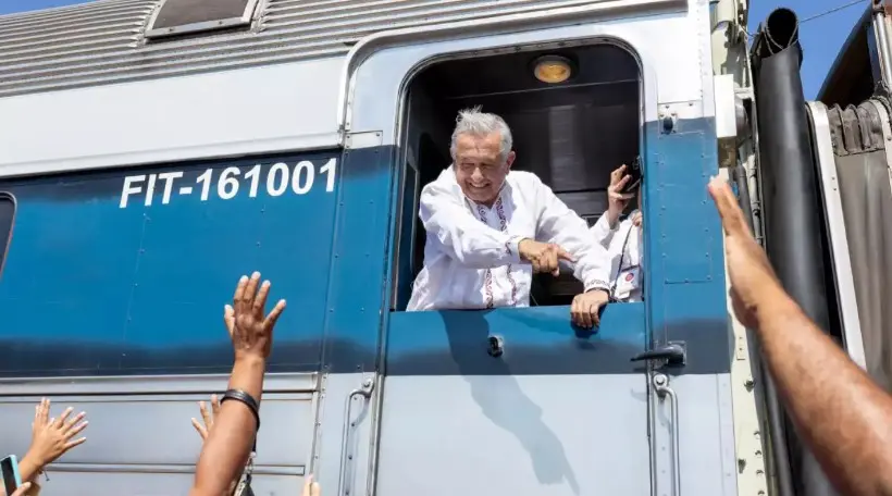El presidente Andrés Manuel López Obrador devela la placa de inauguración del Tren Interoceánico en Salina Cruz, Oaxaca, el 22 de diciembre de 2023.