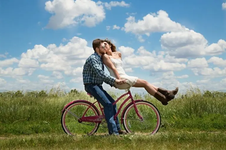 ¿Me pueden despedir por tener una relación amorosa en el trabajo? Esto dice la ley - Pexels