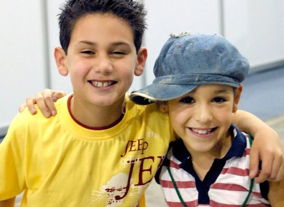 'Amy, la ni&ntilde;a de la mochila azul' fue una telenovela infantil de 2004, protagonizada por Danna Paola. La historia gira alrededor de Amy, una ni&ntilde;a que vive con su pap&aacute; adoptivo Mat&iacute;as en un barco sin saber que su verdadero padre es millonario. Amy a menudo es confundida con un ni&ntilde;o por su vestimenta y tiene un grupo de amigos con los que juega a encontrar tesoros.