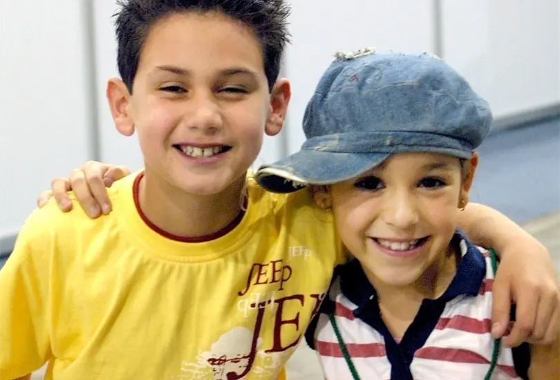 Amy, la niña de la mochila azul fue una telenovela infantil de 2004, protagonizada por Danna Paola. La historia gira alrededor de Amy, una niña que vive con su papá adoptivo Matías en un barco sin saber que su verdadero padre es millonario. Amy a menudo es confundida con un niño por su vestimenta y tiene un grupo de amigos con los que juega a encontrar tesoros. Amy, la niña de la mochila azul fue una telenovela infantil de 2004, protagonizada por Danna Paola. La historia gira alrededor de Amy, una niña que vive con su papá adoptivo Matías en un barco sin saber que su verdadero padre es millonario. Amy a menudo es confundida con un niño por su vestimenta y tiene un grupo de amigos con los que juega a encontrar tesoros.