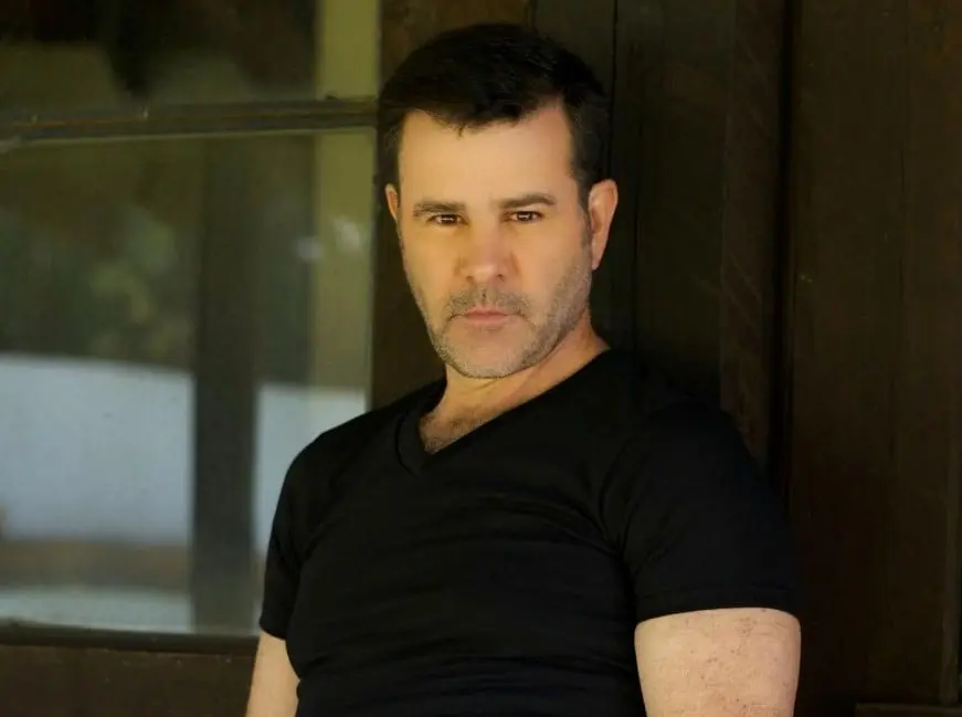 Ahora tiene 53 a&ntilde;os, est&aacute; casado con Biby Gayt&aacute;n y tienen 5 hijos. Ha trabajado en telenovelas como 'Donde hubo fuego' y 'Gloria Trevi: Ellas soy yo'.