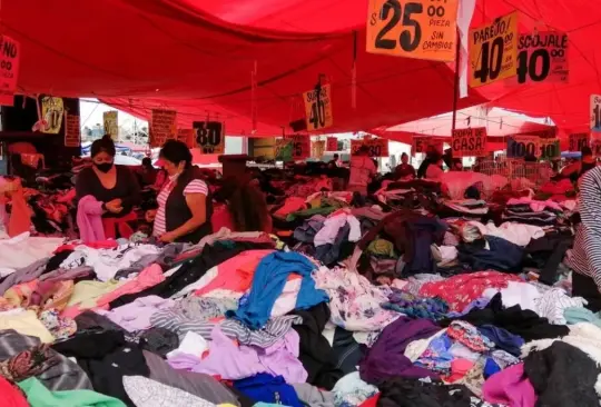 El tianguis de Chalco ganó fama porque ahí se vende ropa de paca de varias marcas de lujo El tianguis de Chalco ganó fama porque ahí se vende ropa de paca de varias marcas de lujo