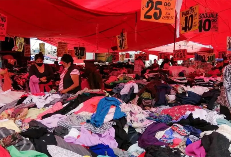  El tianguis de Chalco gan&oacute; fama porque ah&iacute; se vende ropa de paca de varias marcas de lujo 