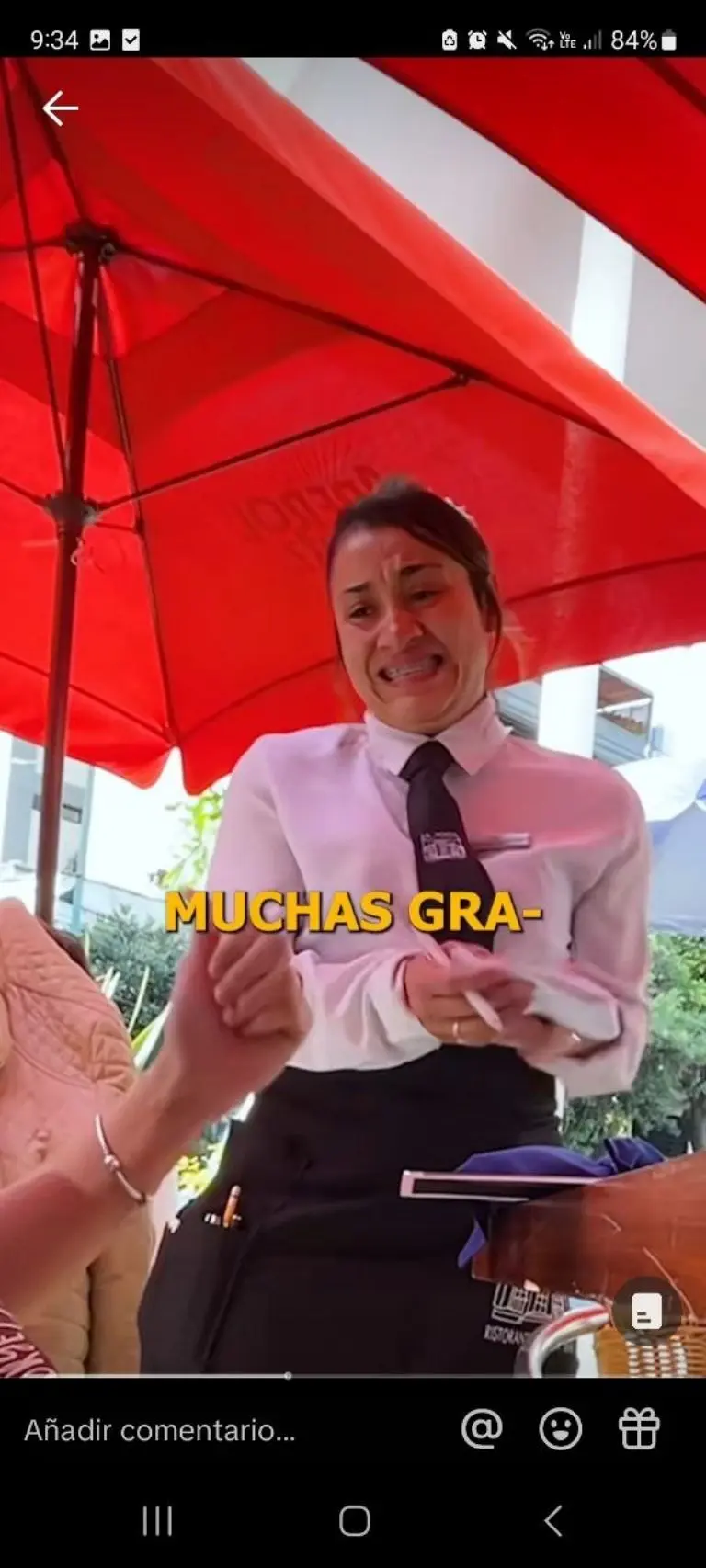 Influencer regala coche nuevo a mesera - Tomada de video