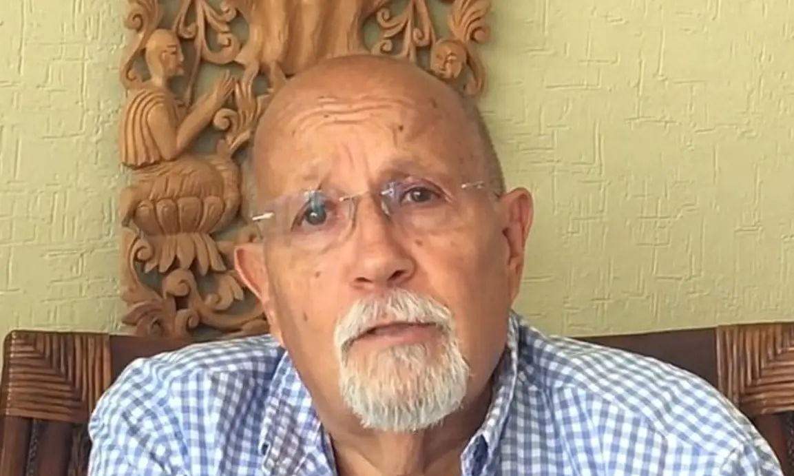 Falleció el 23 de enero de 2023 a la edad de 78 años por causas naturales. Durante sus últimos años padeció una demencia vascular que lo alejó de los escenarios.