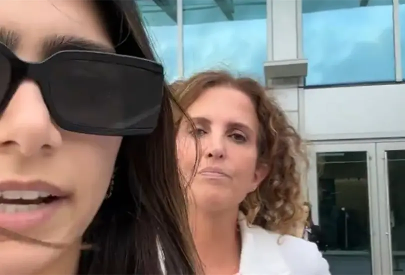 Mia Khalifa sostiene acalorada pelea con mujer jud&iacute;a que la incrept&oacute; en aeropuerto: tu aliento huele horrible