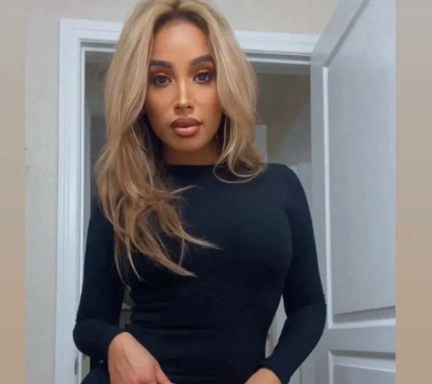 Es producto del matrimonio de Lupillo Rivera con María Gorola, su primera esposa.