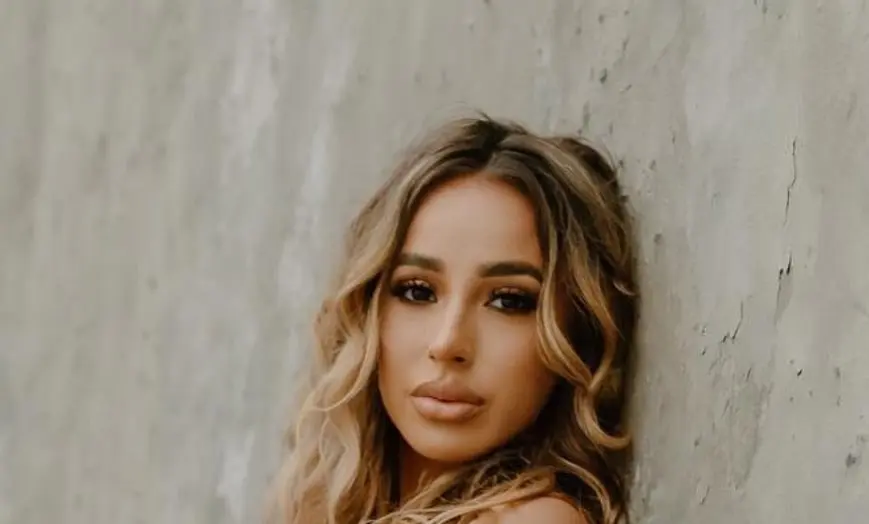 Ayana tiene 27 años de edad y se ha convertido en influencer en Instagram, donde la siguen 221 mil usuarios.