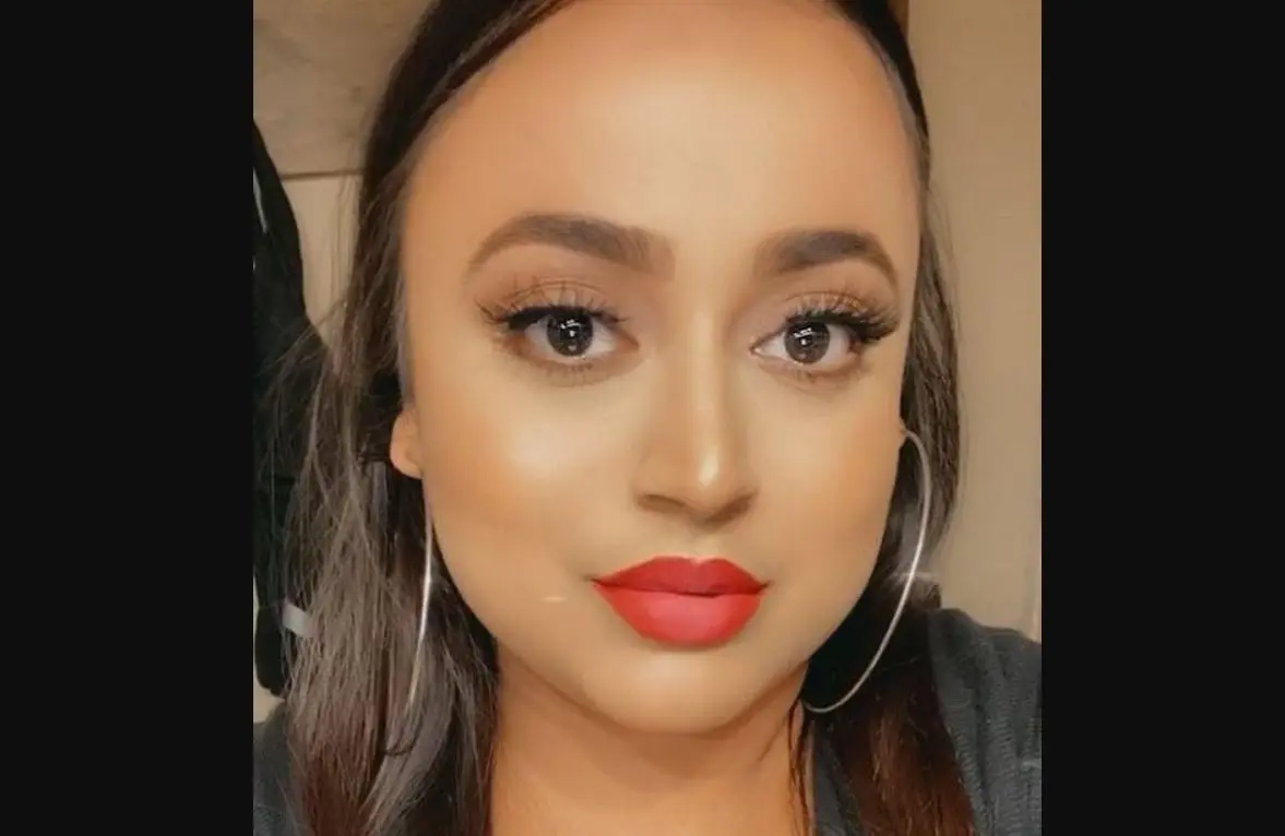 Según ha dicho en Instagram, vive con su esposo y su hijo en casa de Lupillo.