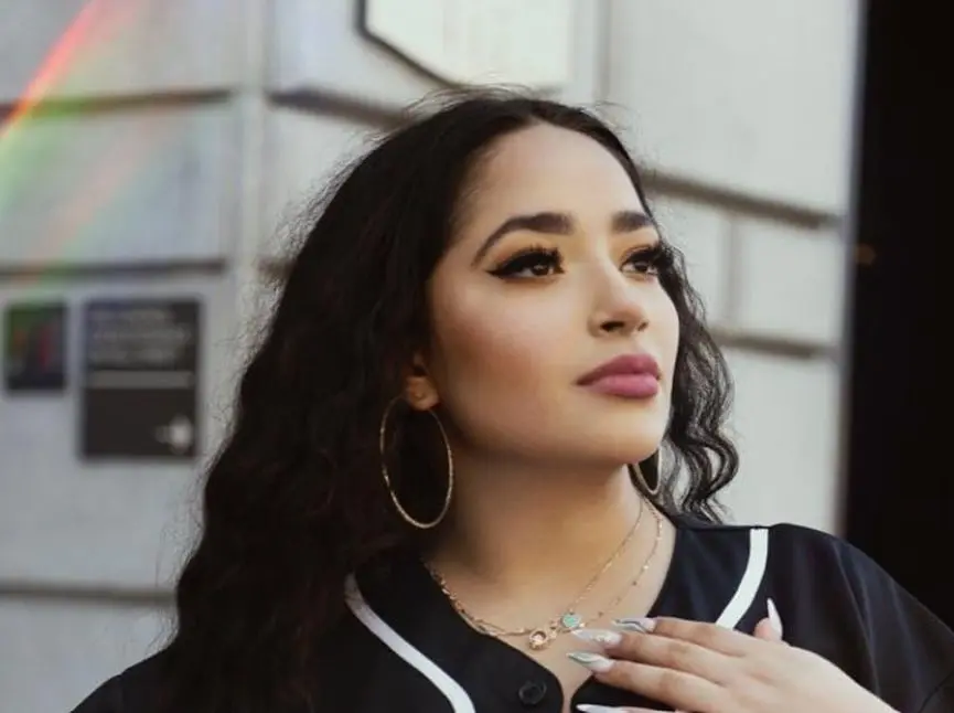 Es la hija menor de Lupillo Rivera, producto de su matrimonio con Mayeli Alonso.