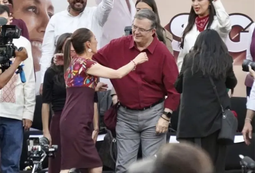 Tras cr&iacute;ticas y denuncias, Sheinbaum y Ebrard se reconcilian con un abrazo
