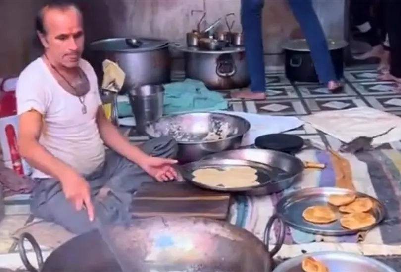 Dueño de puesto callejero permite que ratas se metan en las cacerolas de comida Dueño de puesto callejero permite que ratas se metan en las cacerolas de comida