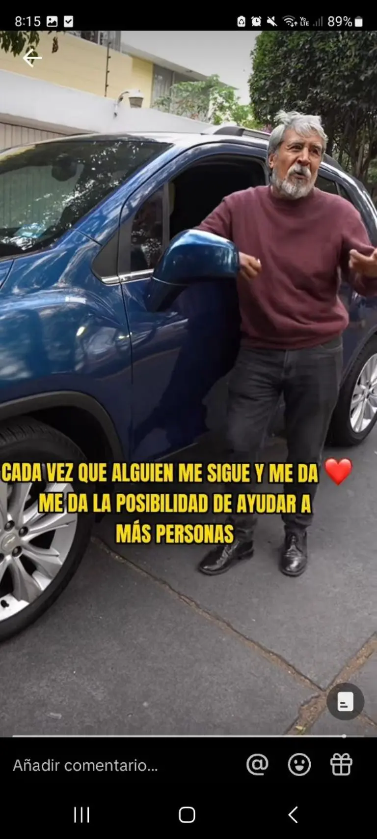 Tiktoker destroza auto viejo de señor y lo sorprende con camioneta nueva - Tomada de video