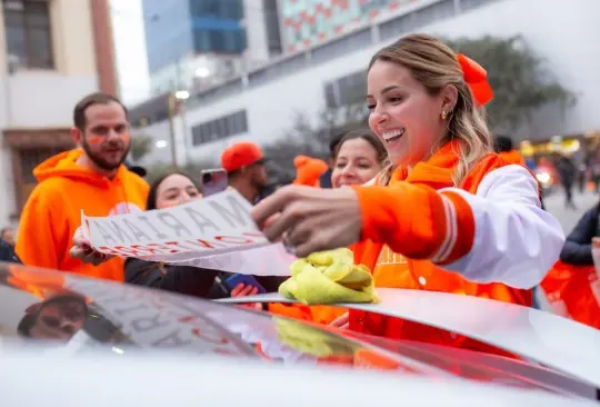 Mariana Rodríguez cierra precampaña rodeada de ciudadanos en Monterrey con pegoteo de ´calca matona´