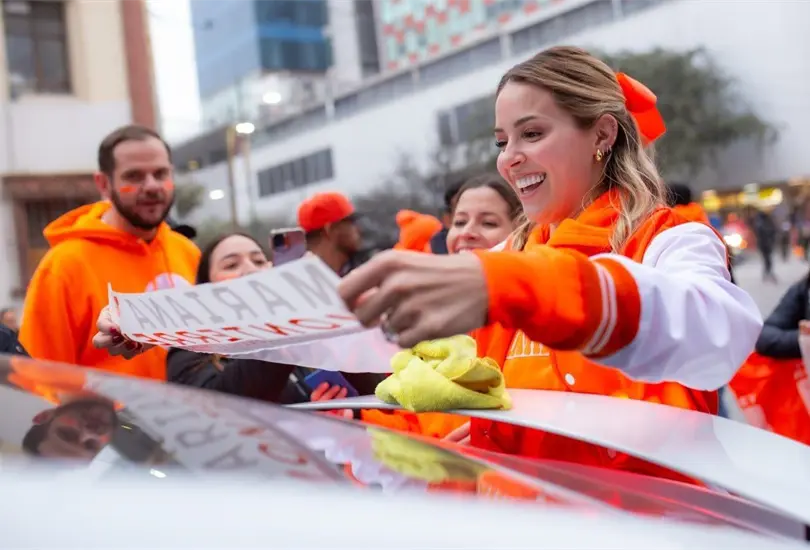 Mariana Rodr&iacute;guez cierra precampa&ntilde;a rodeada de ciudadanos en Monterrey con pegoteo de &acute;calca matona&acute;
