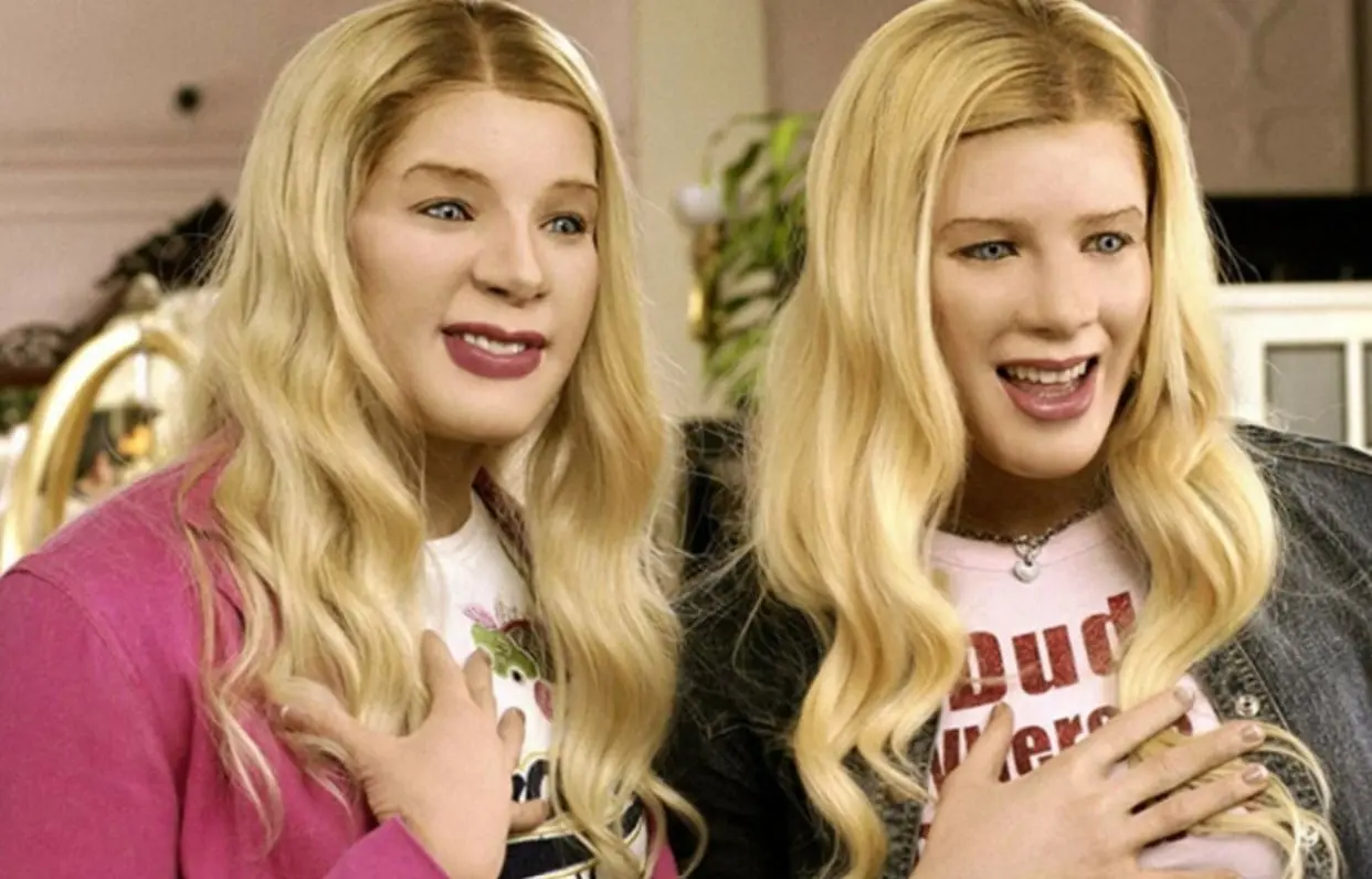 &iquest;Y d&oacute;nde est&aacute;n las rubias? fue una popular pel&iacute;cula de comedia del 2004 y a la fecha muchos fans siguen esperando una secuela. La historia sigue a dos polic&iacute;as del FBI que constantemente se meten en problemas, pero cuando est&aacute;n a punto de perder su trabajo reciben la oportunidad de proteger a dos j&oacute;venes rubias de la alta sociedad, sin embargo, una de ellas se accidenta y los oficiales deciden disfrazarse de las hermanas para salvar su trabajo.