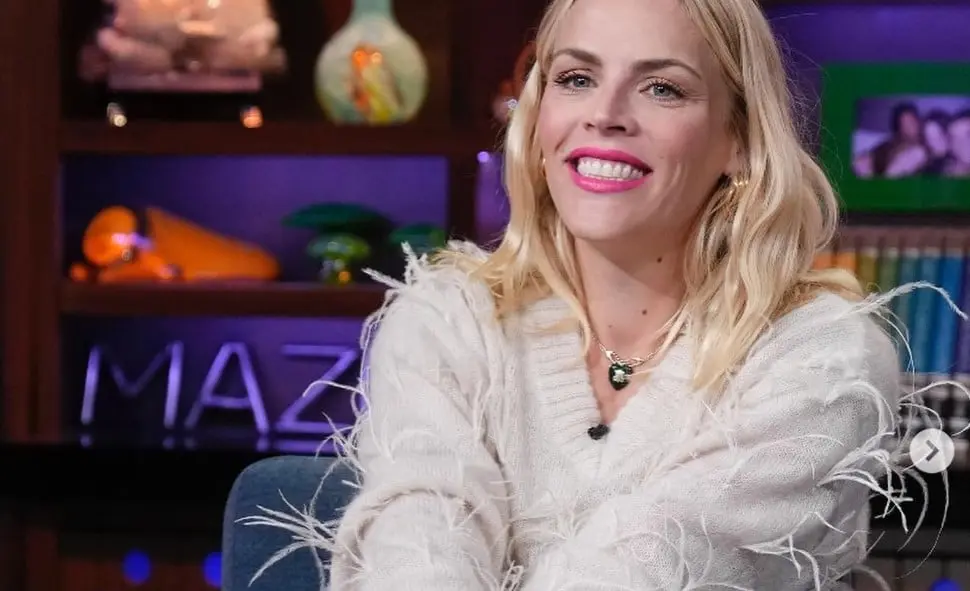 Ahora tiene 44 a&ntilde;os y es madre de dos hijas. Ha trabajado en series como 'Girls5Eva' y 'Search Party'.