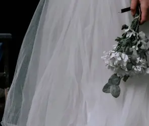 Mujer sorprende a su prometido teniendo intimidad con su madre dos días antes de su boda