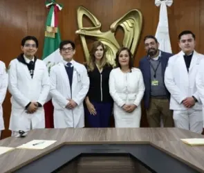 Reconocen a médicos del IMSS que bailaron el vals de XV años con una paciente