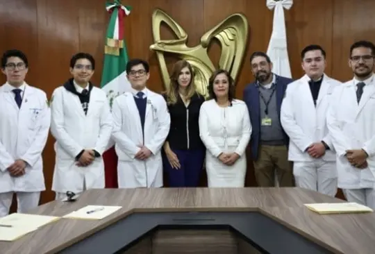 La ceremonia de reconocimiento a los médicos que bailaron el vals de XV años con una paciente que se recuperaba de una cirugía tuvo lugar en las oficinas centrales del IMSS.