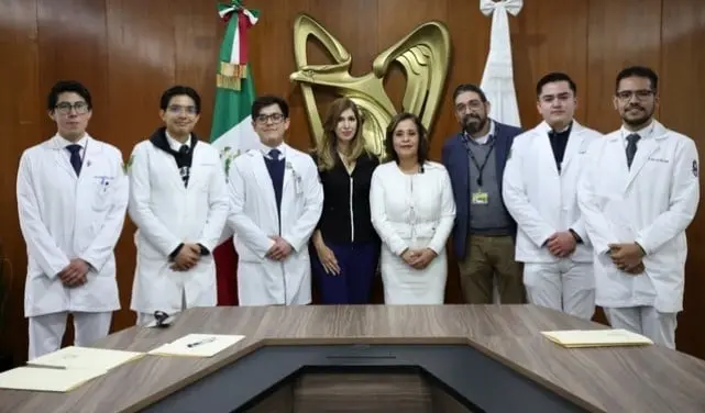 La ceremonia de reconocimiento a los m&eacute;dicos que bailaron el vals de XV a&ntilde;os con una paciente que se recuperaba de una cirug&iacute;a tuvo lugar en las oficinas centrales del IMSS.